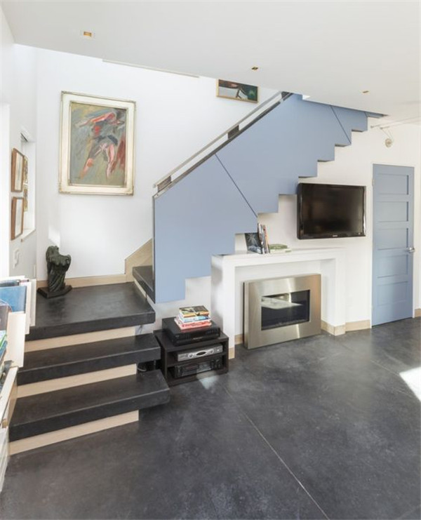 1528765390597269DC6N.jpg 壁爐位于樓梯的側(cè)面位置.jpg