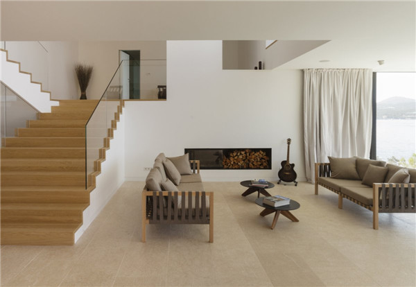 1528765397491628zwpP.jpg 壁爐與樓梯入口處于水平位置.jpg