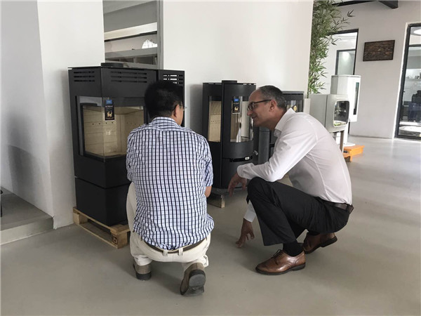 德國肖特公司全球銷售副總裁Stefan Hergott來訪平客壁爐旗艦展廳.jpg