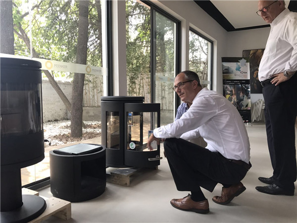 德國肖特公司全球銷售副總裁Stefan Hergott來訪平客壁爐旗艦展廳.jpg