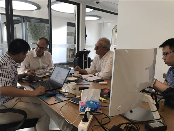 德國肖特公司全球銷售副總裁Stefan Hergott來訪平客壁爐旗艦展廳.jpg