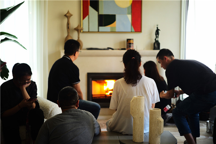 選購指南 | 選擇燃木火爐(壁爐)之前要考慮的 5 件事.jpg 選購指南 | 選擇燃木火爐(壁爐)之前要考慮的 5 件事.jpg