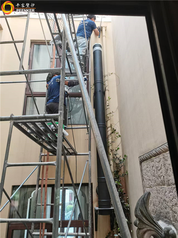 上海環(huán)球翡翠灣丹麥Morso 6848鑄鐵壁爐安裝.jpg